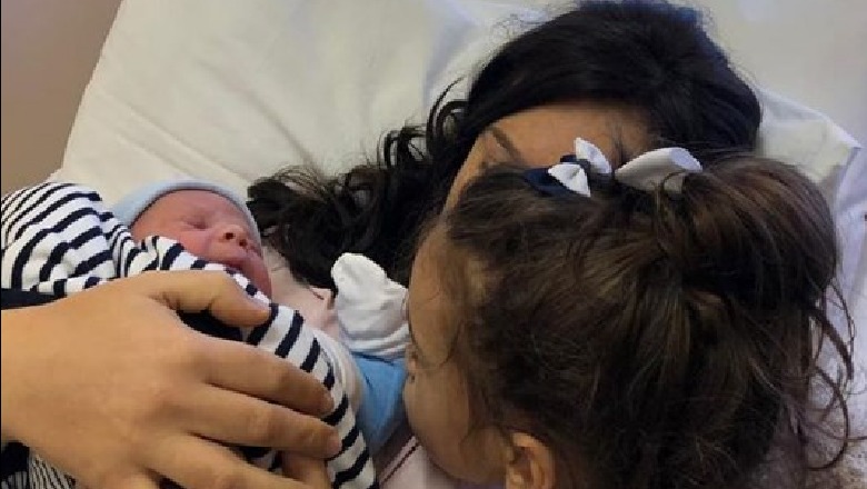 Momenti më i ëmbël! Elisa Spiropali bëhet nënë për herë të dytë...Foto teksa e bija puth vëllain e sapoardhur në jetë