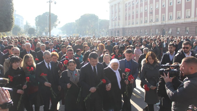 Familjarët e 4 viktimave të 21 Janarit homazhe në bulevard (FOTO)