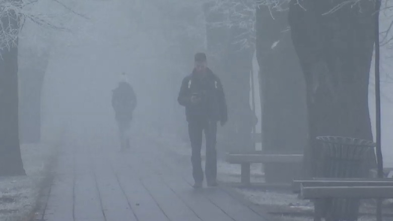 Sarajeva mbytet nga një 'kapuç' i stërmadh smogu, 11 herë mbi normat e lejuara (FOTO)