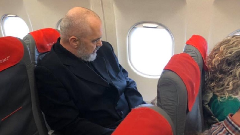Rama poston foto nga avioni: Po iki në Berlin të takoj Merkelin për Konferencën e Donatorëve