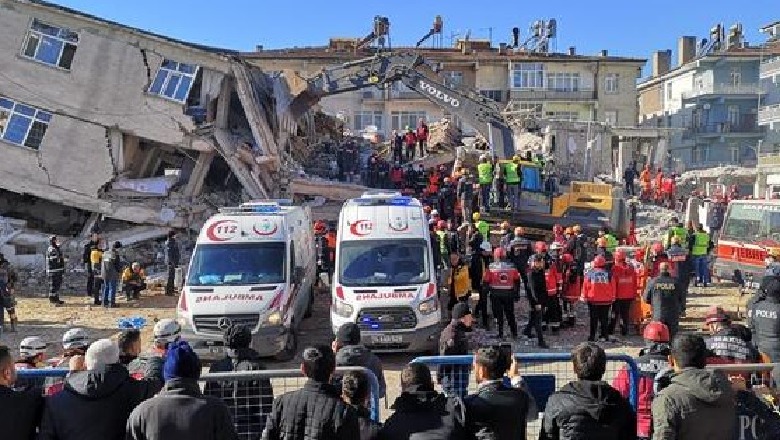 Tërmeti në Turqi, nxirren nga rrënojat 3 persona të pajetë, nëna me të birin dhe një vajzë e re