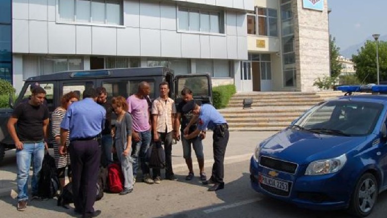 Po sillte në Tiranë ilegalisht 12 shtetas të huaj për 500 euro secili, arrestohet i riu nga Bilishti 