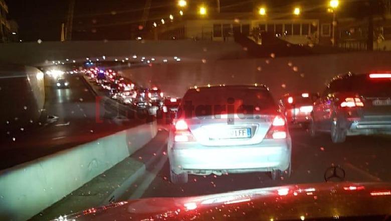 Banorët nisin të largohen nga Durrësi, bllokohet trafiku në hyrje të shëtitores (FOTO)