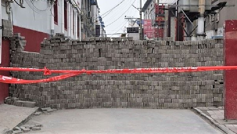 Fshatra që ngrenë mure dhe roje me shtiza, koronavirusi po rikthen në 'mesjetë' Kinën (FOTO)
