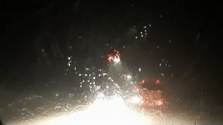 Reshje të dendura shiu në Fushë- Krujë, vështirësi në qarkullimin e makinave 
