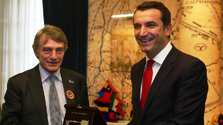 Veliaj i jep 'Çelësin e Qytetit' Presidentit të PE, Sassoli