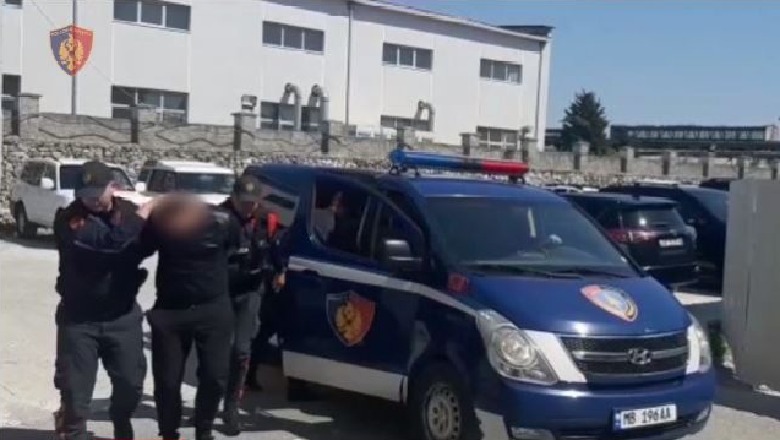 Modifikoi makinën si ambulancë për të transportuar emigrantë, arrestohet një person në Pogradec. Një tjetër 'taksist' kapet në Gramsh