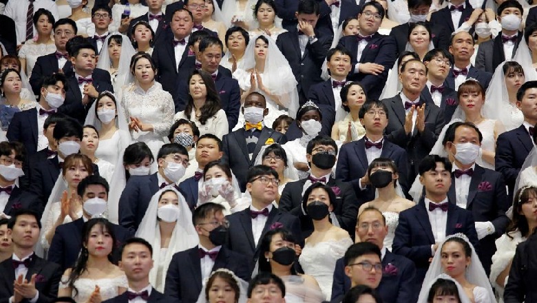 Koronavirusi, sfidojnë virusin e Wuhan, 6000 çifte martohen me maska në fytyrë në Korenë e Jugut (FOTO)