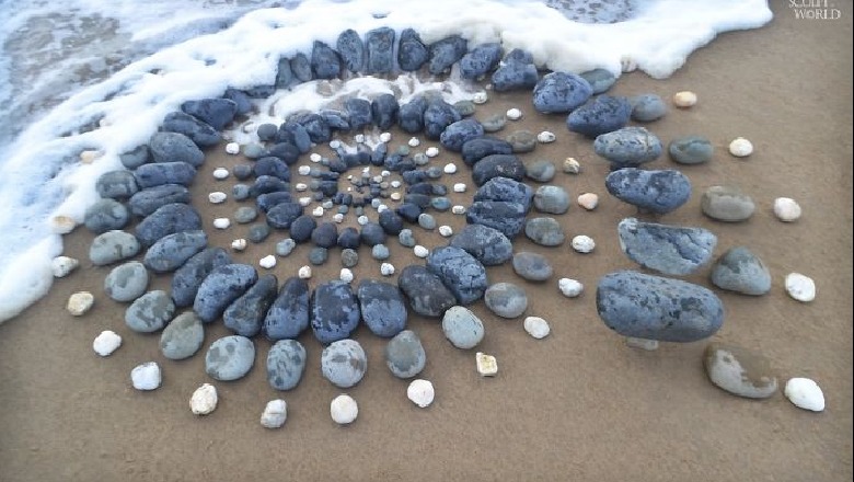 Artisti që krijon imazhe mahnitëse me gurët e bregdetit (FOTO)