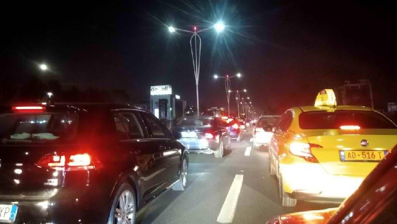 Aksident masiv në autostradën Tiranë- Durrës! Përfshihen 4 makina, trafik i rënduar 