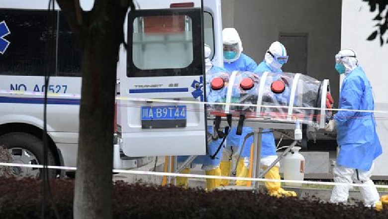 Kinë, ja si të infektuarit nga koronavirusi 'paketohen' për tu transportuar në spitale (FOTO)