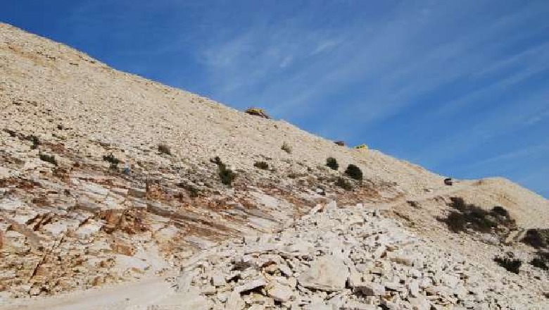 Ishte ngarkuar me gurë dekorativë në Malin e Tomorrit, ndalohet fuoristrada pa targa! Në hetim administratori i firmës private