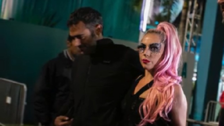 Foto/ Lady Gaga uron Shën Valentinin përmes momenteve të ëmbla nën shoqërinë e të dashurit të saj të ri