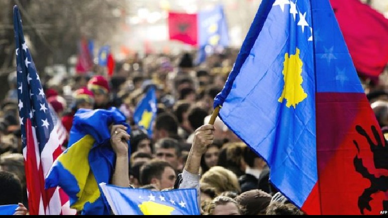 Sot Kosova feston 12 vjetorin e Pavarësisë, si protestonin shqiptarët në 1912 kundër burgosjes