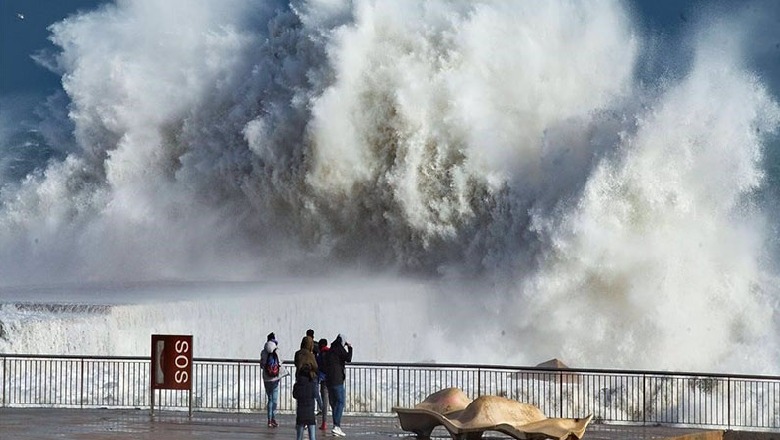 Stuhia vdekjeprurëse ‘Dennis’ shkakton tre viktima në Britani, alarm maksimal në Francë dhe Belgjikë