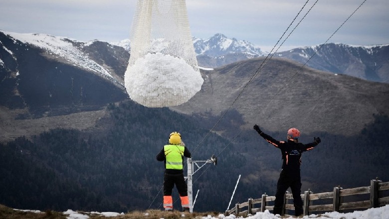Klima/ Francë, në vargmalet Pirenei transportohet dëborë me helikopter (FOTO)