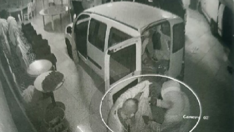 Foto e re/ Momenti kur trupi i pajetë i Jan Prengës futet në furgon për t'u nxjerrë jashtë 'Golden' 