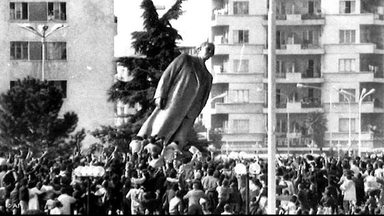 29 vite nga rrëzimi i bustit të Enver Hoxhës! FRPD protestë simbolike para kryeministrisë