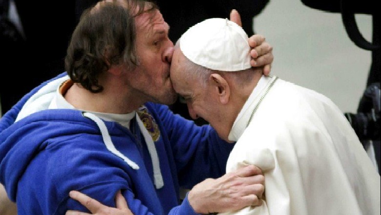 Besimtari puth Papën në ballë, fotoja bëhet virale në të gjithë botën (FOTO)