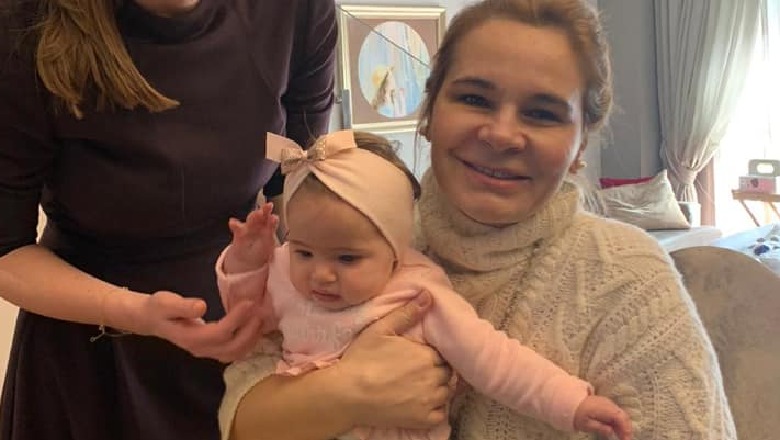 Kryemadhi e nis ditën me vogëlushen e Klajda Gjoshës: Nuk ka më të shtrenjë se buzëqeshja e fëmijëve