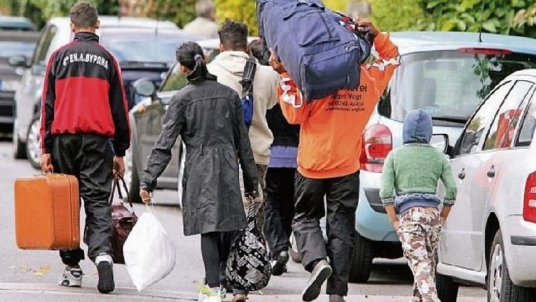 Akomodonin në hotelin e tyre emigrantë  dhe i premtonin BE-në për 100 €, arrestohen nënë e bir