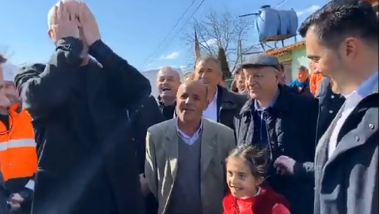Rama viziton rrugën bujqësore në Elbasan, vë duart në kokë nga përgjigjia e vajzës (VIDEO)