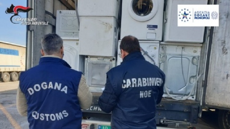 Itali, bllokohen në Ankona 25 ton frigoriferë e lavatriçe të vjetra, ishin gati për t'u nisur në Shqipëri