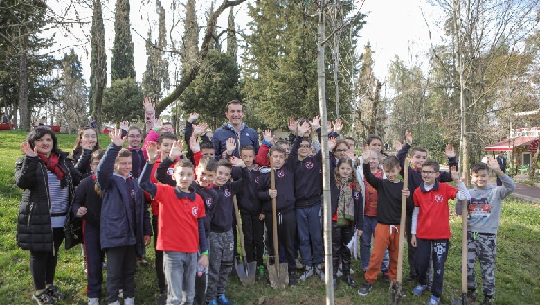 Nxënësit e shkollave i bashkohen mbjelljes së 100 pemëve/ Veliaj: Kishën e Shën Prokopit do ta rikthejmë siç ka qenë