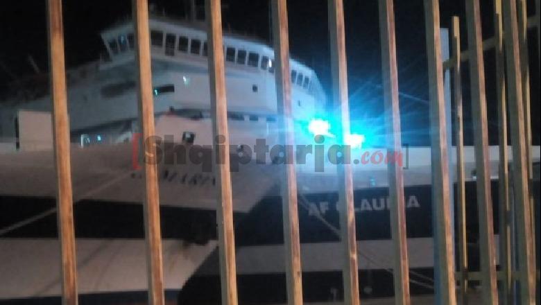 Moti i keq shkakton vonesa në Portin e Durrësit, shtyhet për në mëngjes nisja e dy trageteve drejt Barit