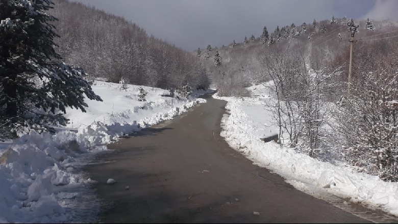Reshje bore në të gjithë qarkun e Korçës, drejtuesit e automjeteve drejt Dardhës këshillohen të lëvizin me zinxhirë