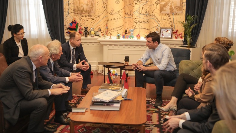 Kryebashkiaku Veliaj takon delegacionin gjerman, Stamp: Tirana një qytet që po rritet, Shqipëria është pjesë e familjes evropiane
