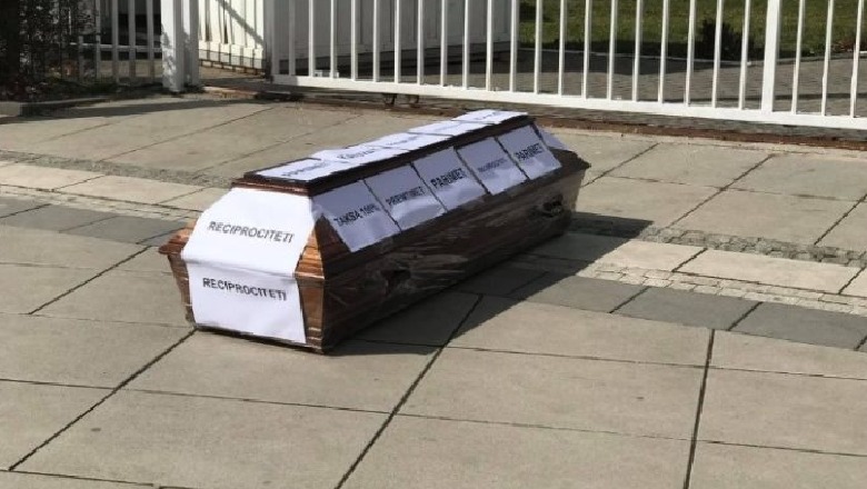 Aktivistët e Haradinajt 'fusin' në arkivol premtimet e pambajtura të Kurtit...dhe ia cojnë në qeveri!