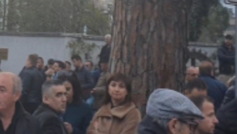 Avokatja e Popullit Erinda Ballanca 'zbret' në bulevard pas thirrjes së Metës