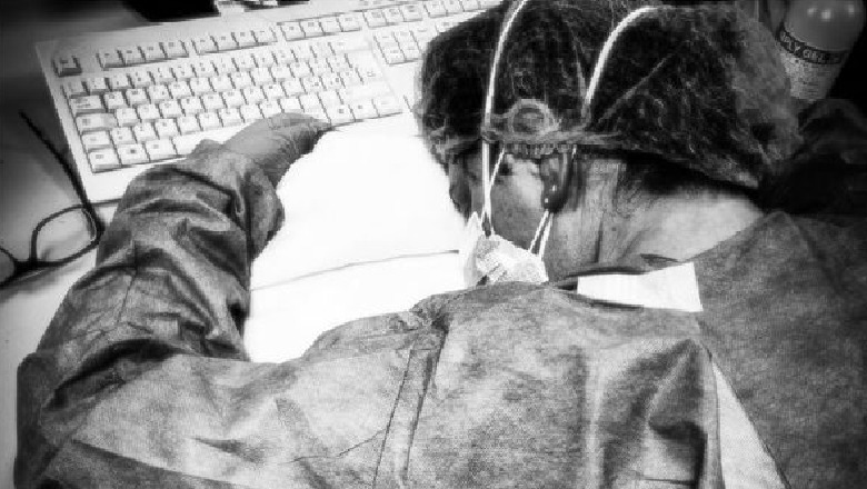 Koronavirusi-Itali, Infermierja e rraskapitur bie në gjumë me maskë dhe doreza, fotografia virale në internet
