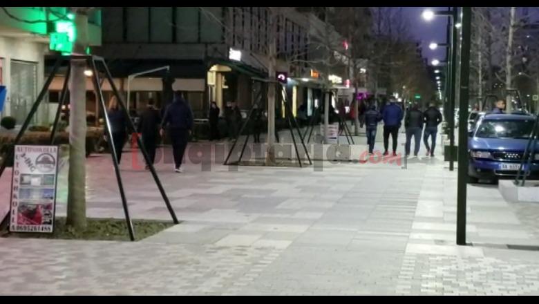 Në Vlorë ende nuk ka shkuar urdhri! Qytetarët vijojnë të qetë xhiron e mbrëmjes