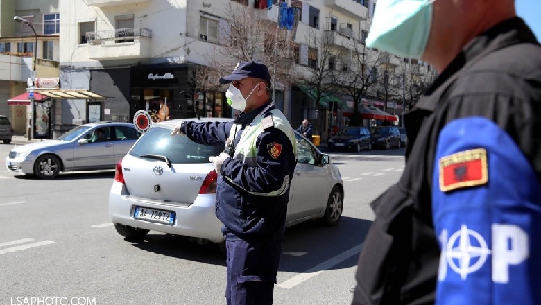 Theu vetëkarantinimin dhe doli me makinë,  gjobë 700 mijë lekë pogradecarit! I sekuestrohet dhe automjeti...Gjoba edhe në Durrës