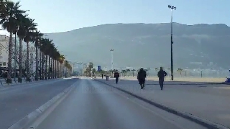 Doli nga shtëpia pas orës 18:00, gjobitet këmbësori në Vlorë...100 mijë lekë gjobë edhe pronarëve të tre lokaleve 