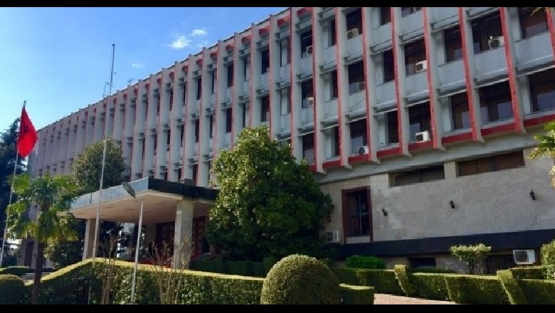 Ministria informon qytetarët shqiptarë: Hyrja në Bullgari vetëm pas ekzaminimit të duhur mjekësor në kufi