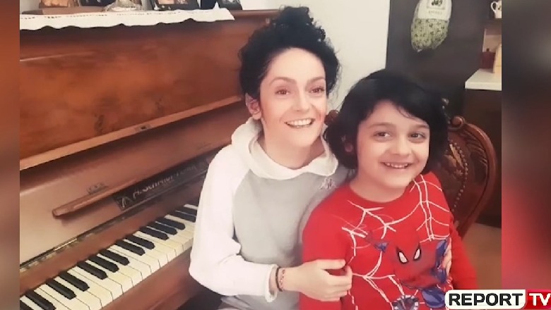“Atdheu im”, sopranoja e këndon bashkë me djalin:Rrini në shtëpi (VIDEO)