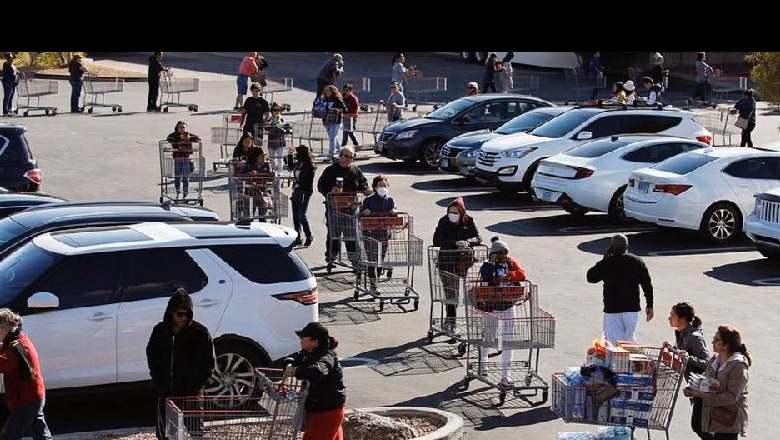 Shembuj se si bota po i përgjigjet masave kufizuese...radhë për në supermarket! Në Shqipëri distanca ruhet me policë e ushtri!