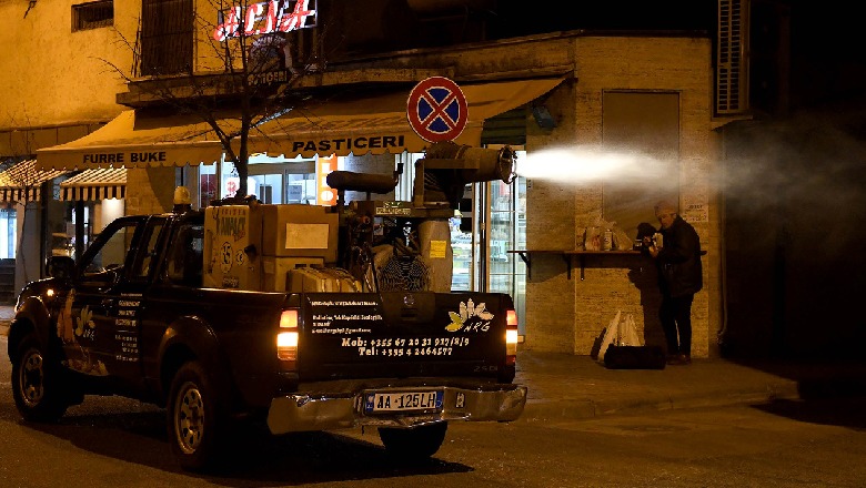 FOTOLAJM/ Vijon dezinfektimi në rrugët e Tiranës