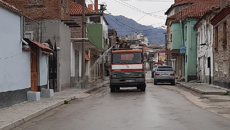 Nis dezinfektimi në qytetin e Korçës pas konfirmimit  të 3 rasteve me Covid-19