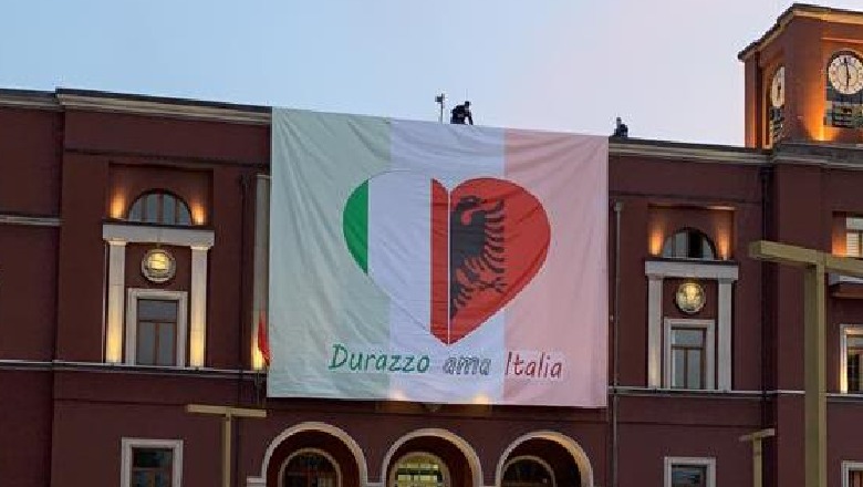 'Durrësi e do Italinë', flamuri i italisë dhe vendit tonë në formë zemre shpaloset mbi Bashkinë e Durrësit