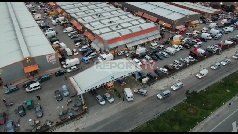 Prej orës 05:00 të mëngjesit, radhë kilometrike makinash te tregu agro-ushqimor i shumicës, Report Tv sjell pamje me dron