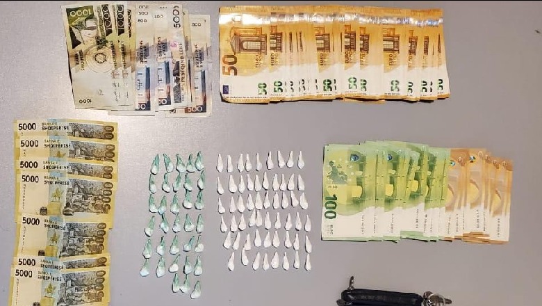 Arrestohet 43-vjeçari në Durrës, i sekuestrohen 89 doza kokainë, 7615 euro dhe motori që shpërndante drogën