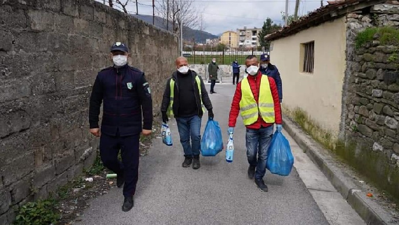 Elbasan, shpërndahen ndihma për rreth 300 familje dhe 90 të moshuar