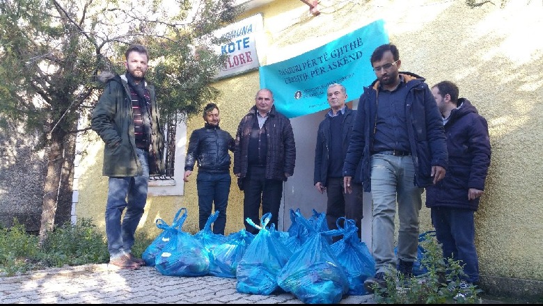 Ndihma ushqimore për 1500 familje në nevojë në qytetin e Vlorës, qytetarët nuk shmangin radhët