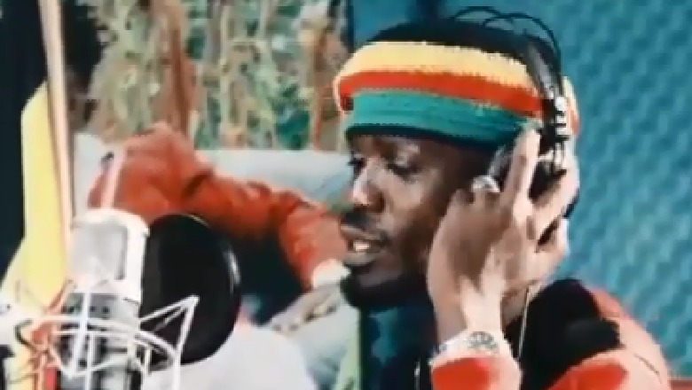 Nën tingujt e muzikës së veçantë reggae dy këngëtarët këshillojnë të gjithë botën për koronavirusin