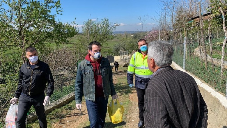 Bashkia e Tiranës çon ushqime në Zall Herr, Veliaj: Epidemia po vihet nën kontroll, do e mundim flamën