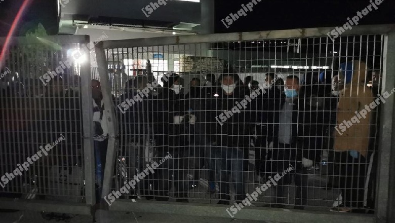 Emigrantët bllokohen në Kakavijë, burime për Report TV: Asnjë nuk kalon pa autorizim